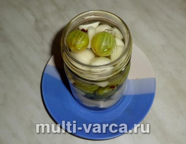 Маринований часник із аґрусом на зиму