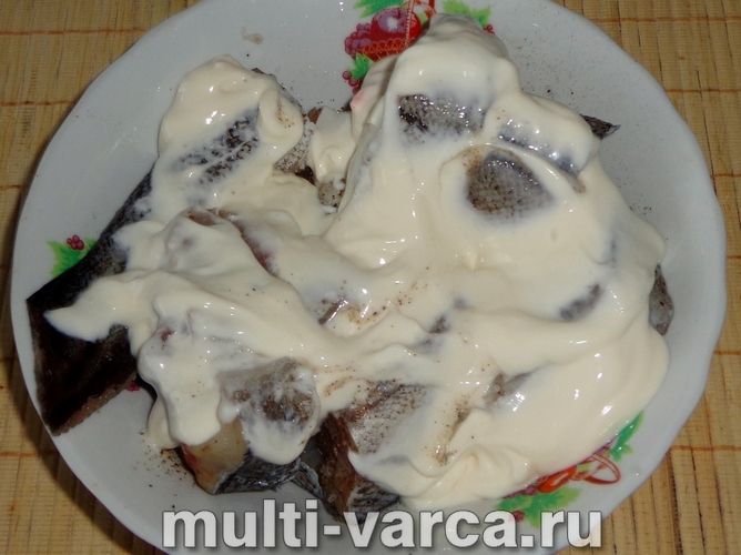 Минтай тушкований у сметані в мультиварці