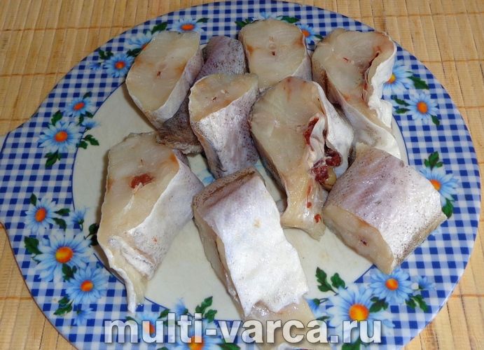 Минтай у мультиварці з морквою та цибулею