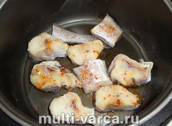 Минтай у мультиварці з морквою та цибулею