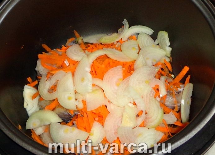 Минтай у мультиварці з морквою та цибулею