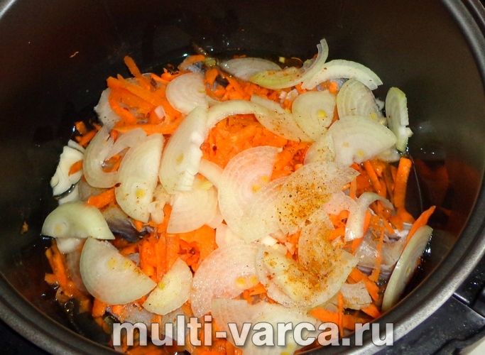 Минтай у мультиварці з морквою та цибулею
