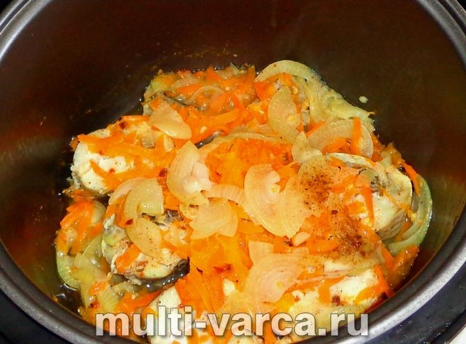 Минтай у мультиварці з морквою та цибулею