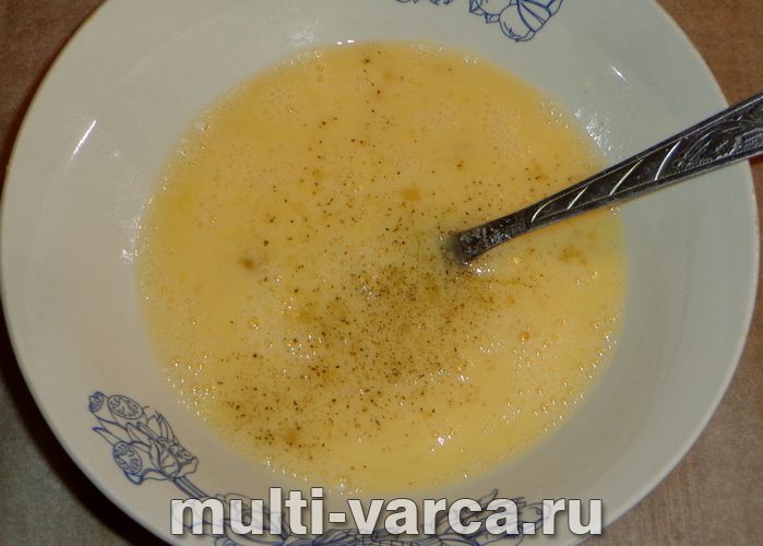 Омлет із ковбасою в мультиварці