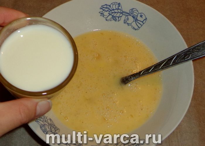 Омлет із ковбасою в мультиварці
