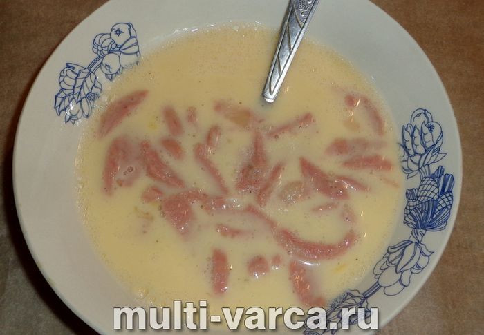 Омлет із ковбасою в мультиварці