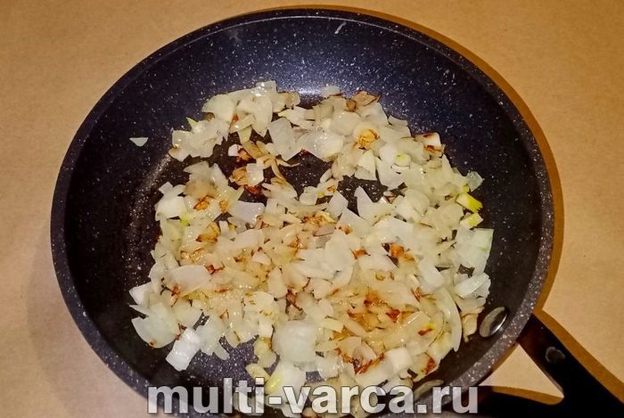 Печеня з картоплею та свининою в горщиках