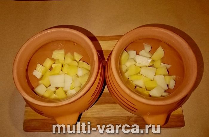 Печеня з картоплею та свининою в горщиках
