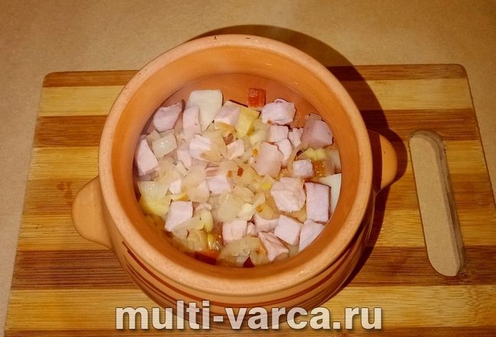 Печеня з картоплею та свининою в горщиках