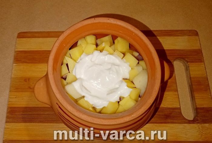 Печеня з картоплею та свининою в горщиках