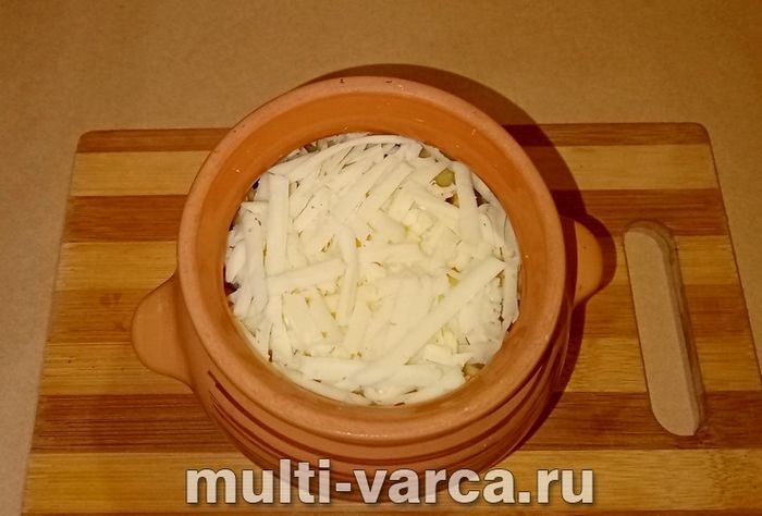 Печеня з картоплею та свининою в горщиках
