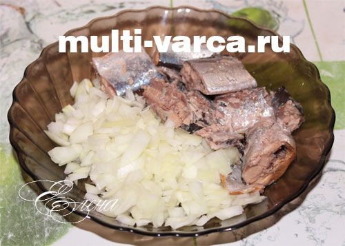 Пиріг із консервованою рибою в мультиварці