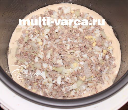 Пиріг із консервованою рибою в мультиварці
