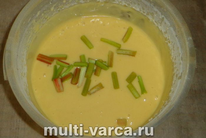 Пиріг із ревенем на кефірі в мультиварці