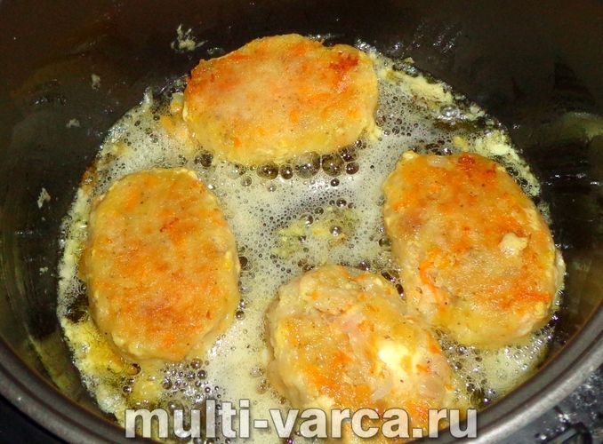 Рибні котлети з минтая в мультиварці з сиром і морквою