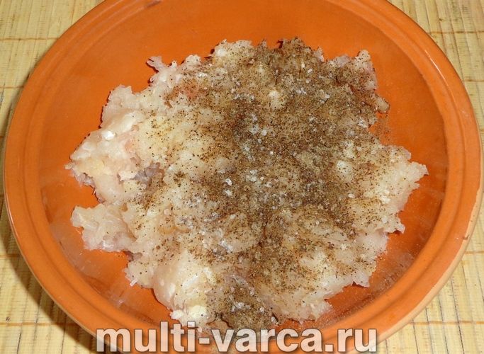 Рибні котлети з минтая в мультиварці з сиром і морквою