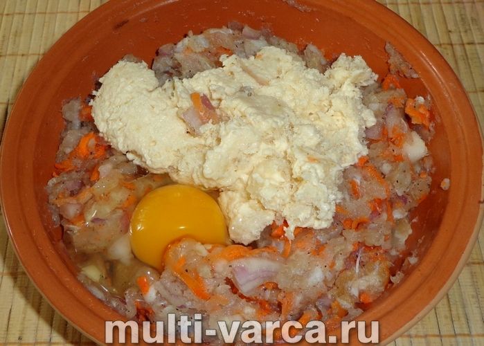Рибні котлети з минтая в мультиварці з сиром і морквою
