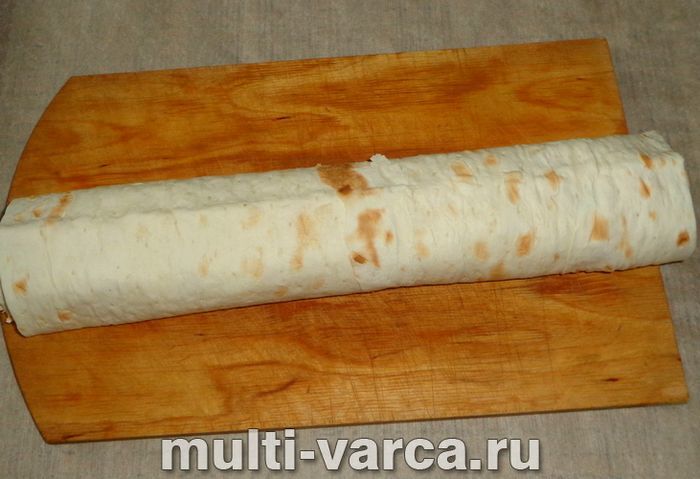 Рулет із лаваша з куркою, сиром і яйцем