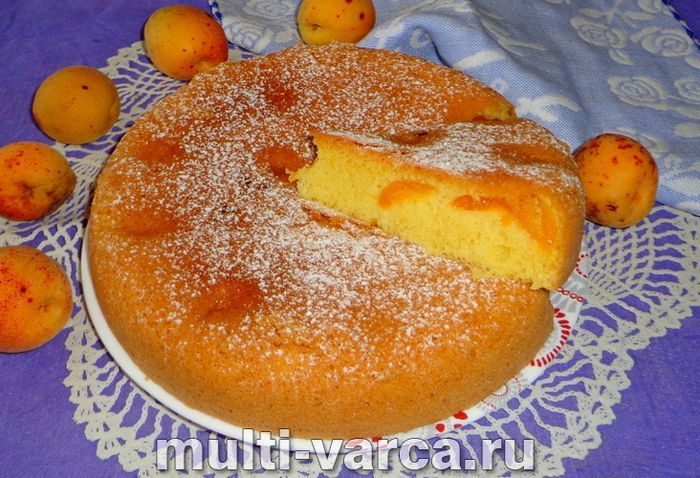 Шарлотка з абрикосами в мультиварці