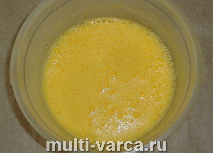 Шарлотка з абрикосами в мультиварці