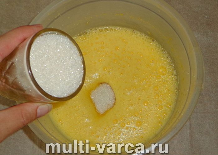 Шарлотка з абрикосами в мультиварці