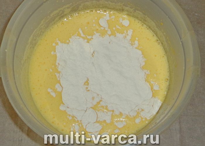 Шарлотка з абрикосами в мультиварці