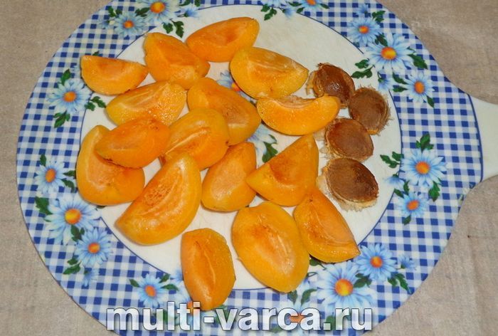 Шарлотка з абрикосами в мультиварці