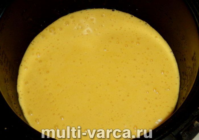 Шарлотка з абрикосами в мультиварці