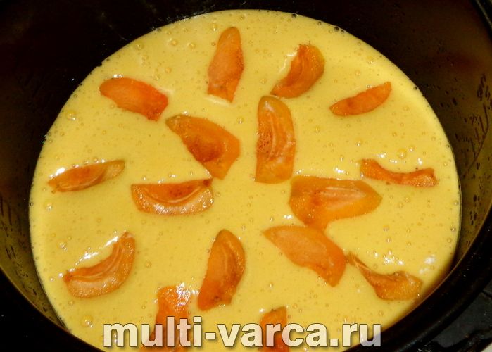 Шарлотка з абрикосами в мультиварці