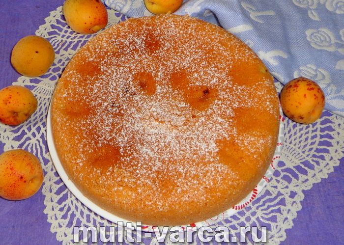 Шарлотка з абрикосами в мультиварці