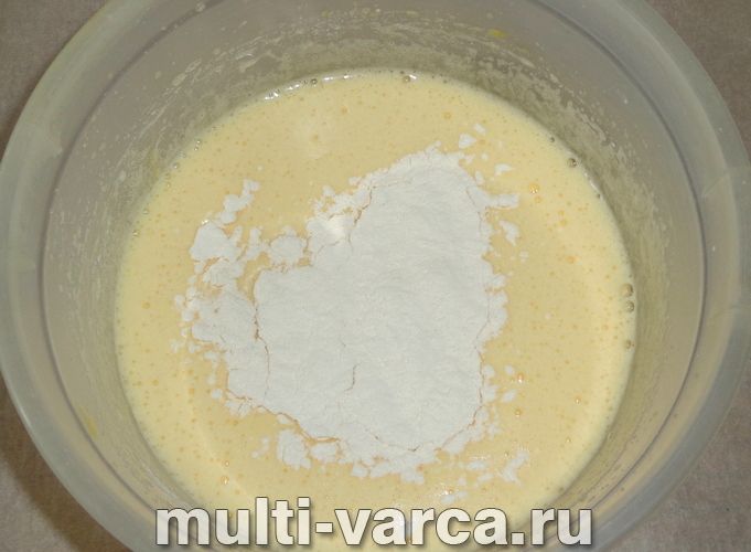 Шарлотка зі щавлем у мультиварці