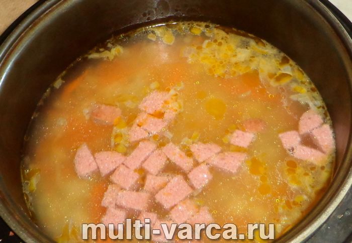 Сирний суп із ковбасою в мультиварці