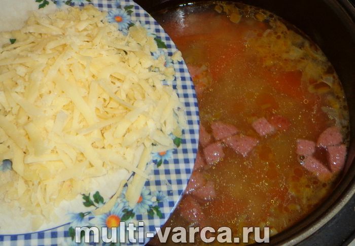 Сирний суп із ковбасою в мультиварці