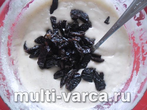 Смачний пиріг із чорносливом