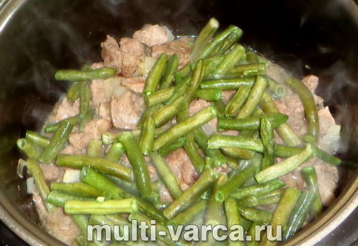 Стручкова квасоля з м'ясом у мультиварці