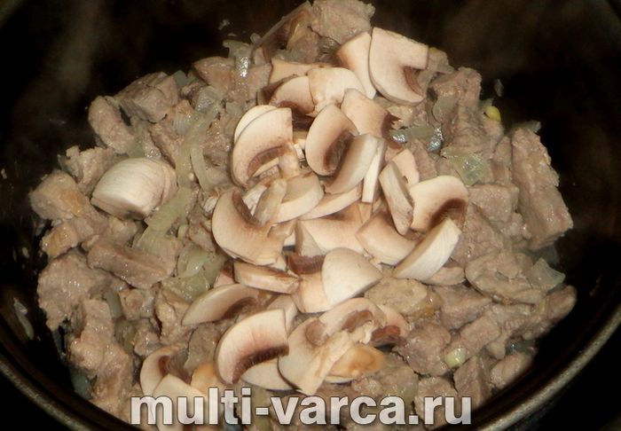 Свинина з печерицями в мультиварці