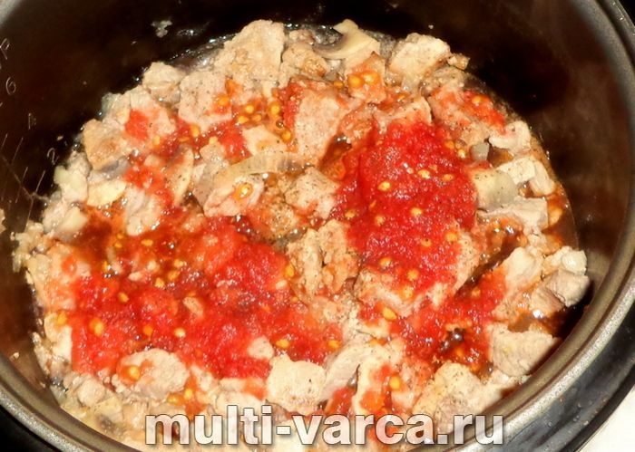 Свинина з печерицями в мультиварці