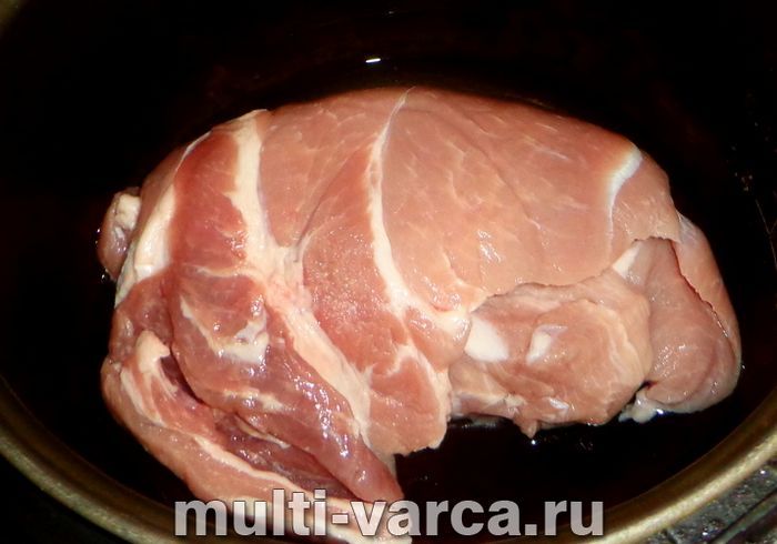 Свиняча лопатка в мультиварці