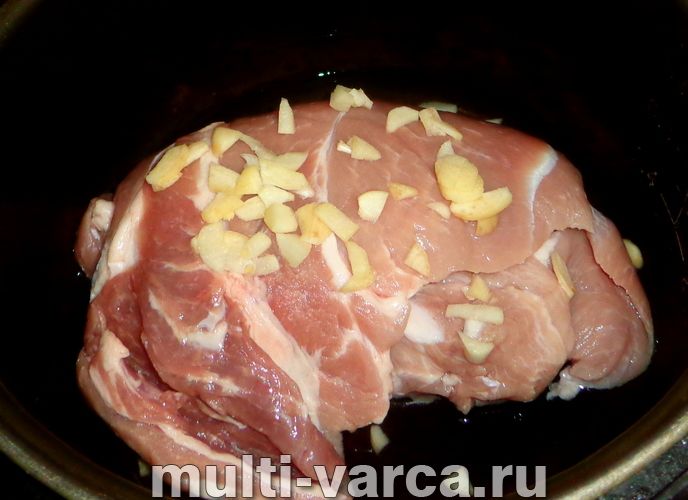 Свиняча лопатка в мультиварці