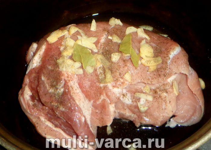 Свиняча лопатка в мультиварці