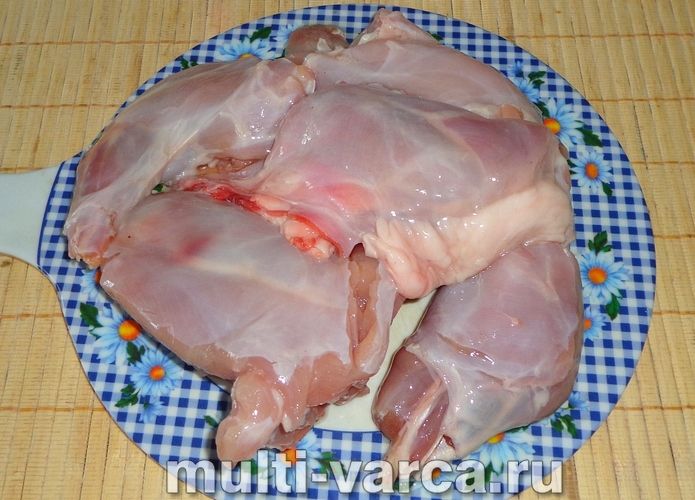 Тушкований кролик у сметані в мультиварці