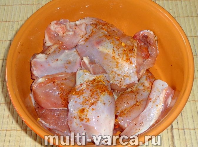 Тушкований кролик у сметані в мультиварці