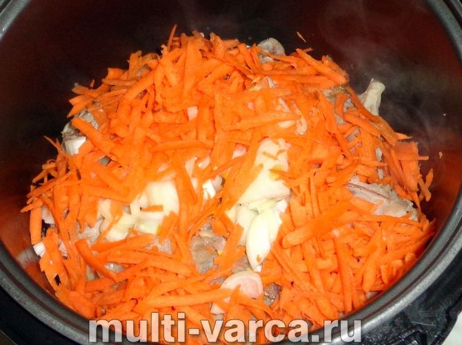 Тушкований кролик у сметані в мультиварці