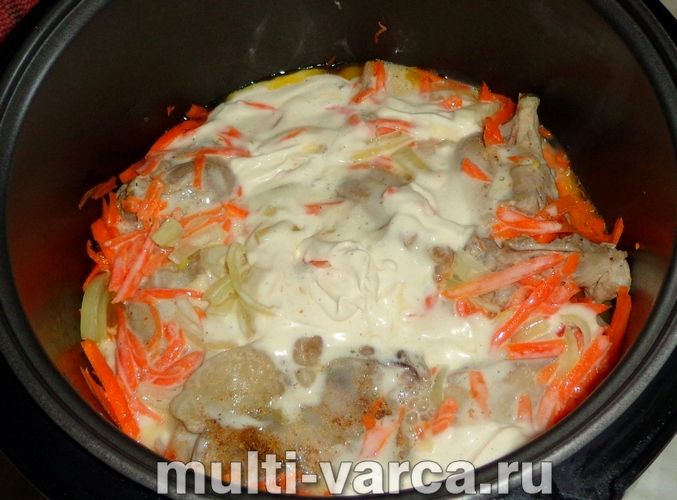 Тушкований кролик у сметані в мультиварці