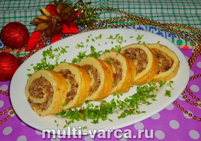 Закусочний рулет з омлету з печінкою та сиром