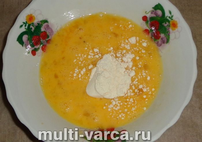 Закусочний рулет з омлету з печінкою та сиром