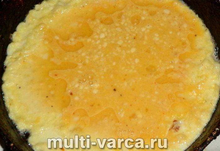 Закусочний рулет з омлету з печінкою та сиром