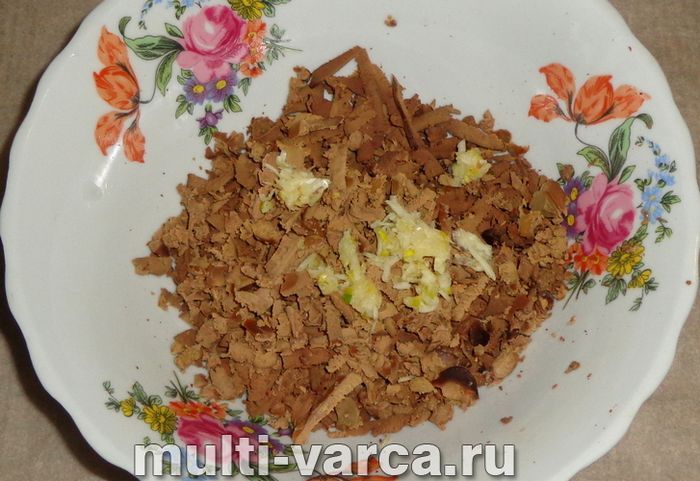 Закусочний рулет з омлету з печінкою та сиром