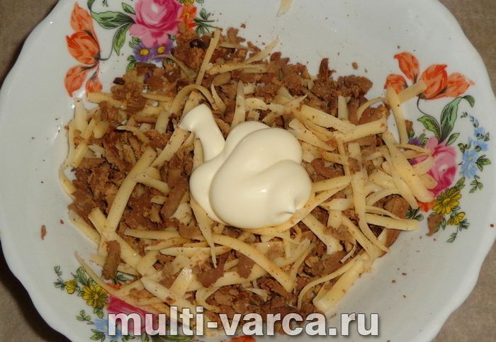 Закусочний рулет з омлету з печінкою та сиром