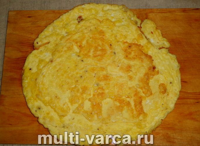 Закусочний рулет з омлету з печінкою та сиром